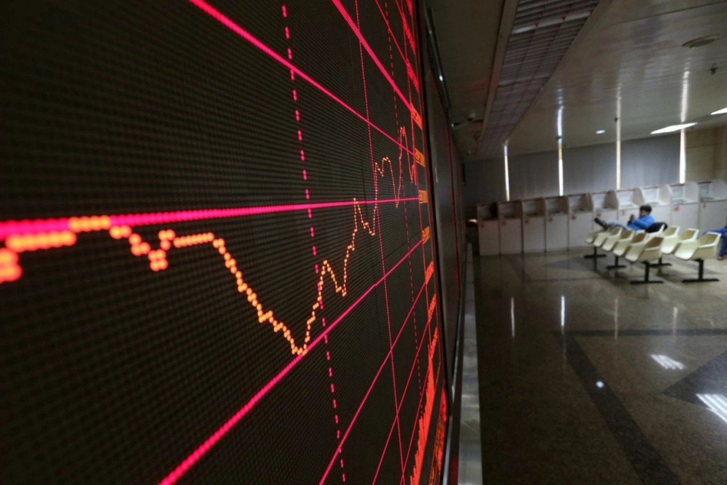 Συναγερμός μετά το χθεσινό κραχ: Οι αγορές χτυπούν «καμπάνες»  – Αδύναμες οι ελληνικές τράπεζες να «αντέξουν» τα σοκ